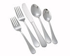Set de cubiertos de acero inoxidable con dos tenedores, un cuchillo y dos cucharas sobre fondo blanco