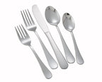 Set de cubiertos de acero inoxidable con dos tenedores, un cuchillo y dos cucharas sobre fondo blanco
