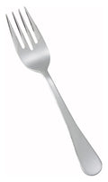 Tenedor de acero inoxidable con cuatro dientes, acabado pulido, sobre fondo blanco