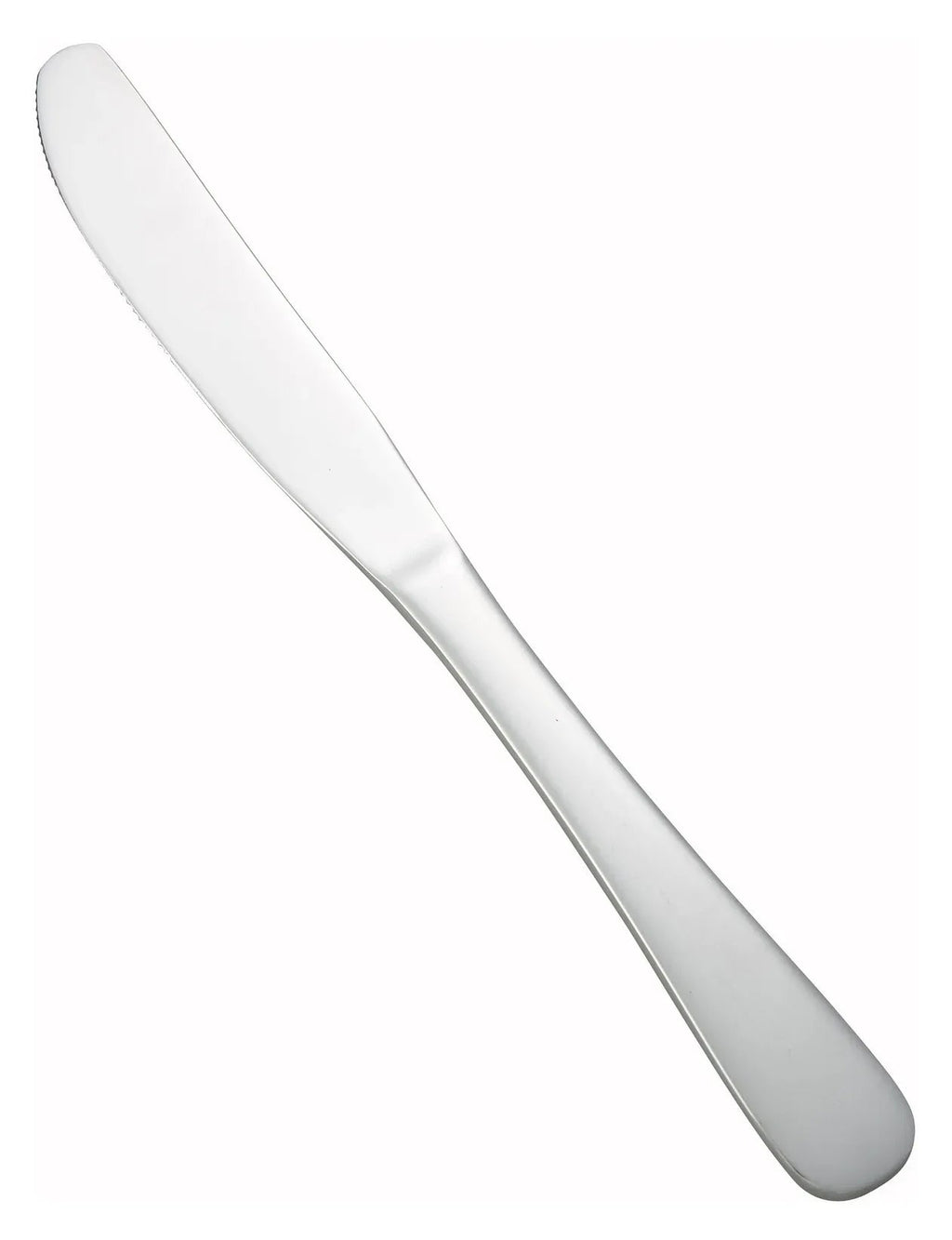 Cuchillo de mesa de acero inoxidable con borde serrado, vista diagonal sobre fondo blanco