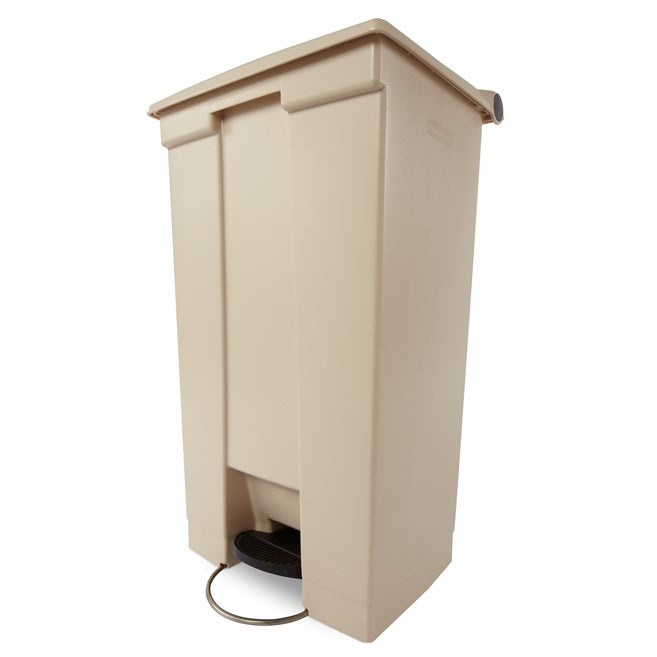 Basurero Contenedor Legacy con pedal de 23 galones, color beige.