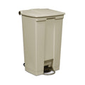 Basurero Contenedor Legacy con pedal de 23 galones, color beige.