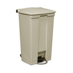 Basurero Contenedor Legacy con pedal de 23 galones, color beige.