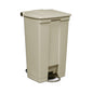Basurero Contenedor Legacy con pedal de 23 galones, color beige.