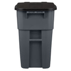 Basurero Rubbermaid Brute con Tapa y Ruedas 189.3 L Gris