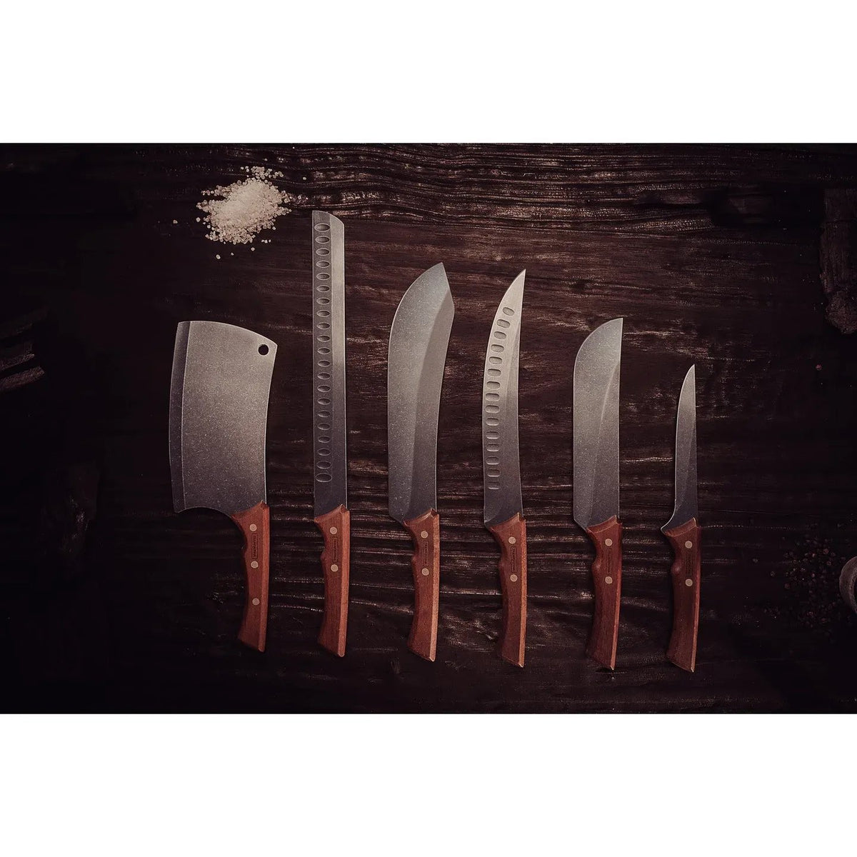 Juego de seis cuchillos de cocina con mangos de madera y hojas de acero inoxidable sobre superficie