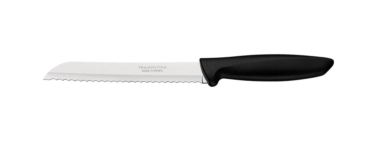 Cuchillo Tramontina con hoja serrada de acero inoxidable y mango negro, vista lateral sobre fondo blanco