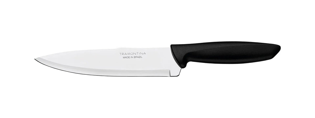 Cuchillo chef Tramontina con hoja de acero inoxidable y mango negro, vista lateral sobre fondo blanco