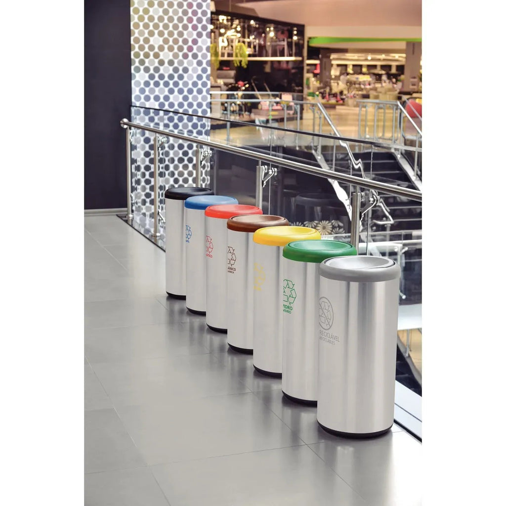 Conjunto de siete basureros cilíndricos de acero inoxidable con tapas de colores para separación de residuos en centro
