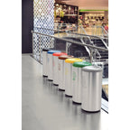 Conjunto de siete basureros cilíndricos de acero inoxidable con tapas de colores para separación de residuos en centro