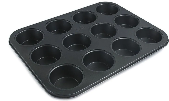 Molde para muffins negro de 12 cavidades en bandeja metálica rectangular