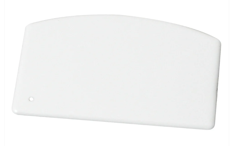 Tabla de corte blanca de plástico con forma curva y agujero para colgar en la esquina inferior izquierda