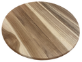 Tabla redonda de madera con vetas naturales en tonos marrones, vista en ángulo sobre fondo blanco