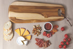 Tabla de madera con mango y correa, acompañada de pan, quesos