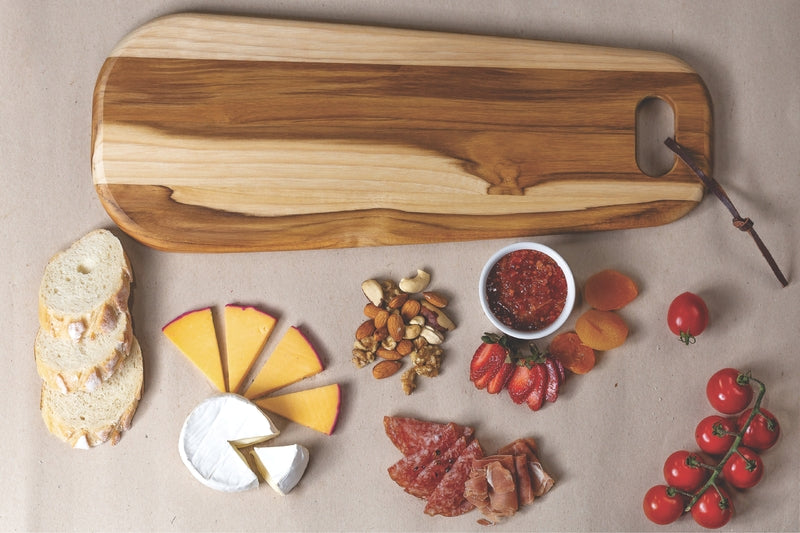 Tabla de madera con mango y correa, acompañada de pan, quesos
