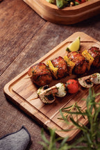 Tablas de madera para servir con pinchos de carne