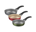 Set de tres sartenes pequeñas con mangos negros en colores gris, rojo y verde