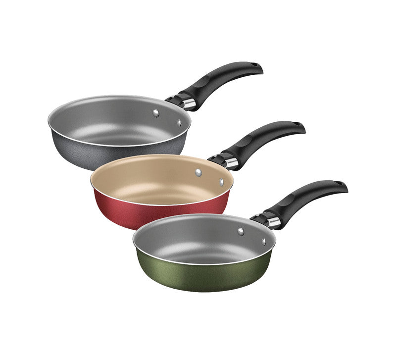 Set de tres sartenes pequeñas con mangos negros en colores gris, rojo y verde