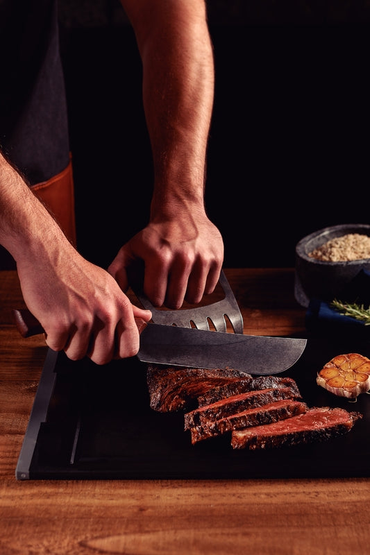 Cuchillo para churrasco Tramontina negro con hoja de acero inoxidable oscurecido y mango de madera de 8 pulgadas.