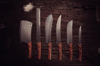 Set de seis cuchillos de cocina con mangos de madera y hojas de acero inoxidable sobre superficie de madera oscura
