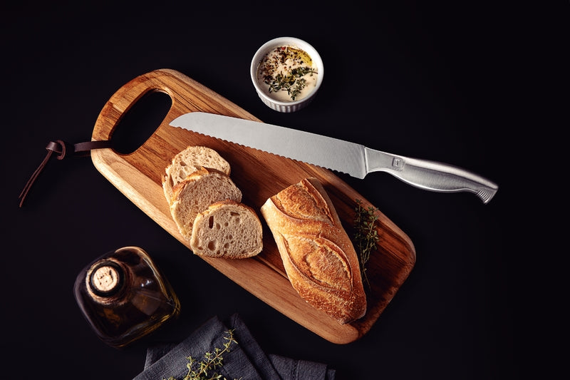Tabla de madera con cuchillo de pan
