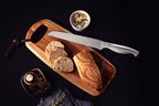 Tabla de madera con cuchillo de pan