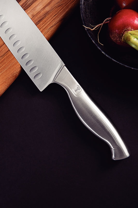 Cuchillo Santoku Tramontina Sublime de acero inoxidable de 7,5 pulgadas.
