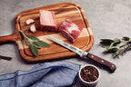 Cuchillo Tramontina Cutlery con mango de madera sobre tabla con carne cr