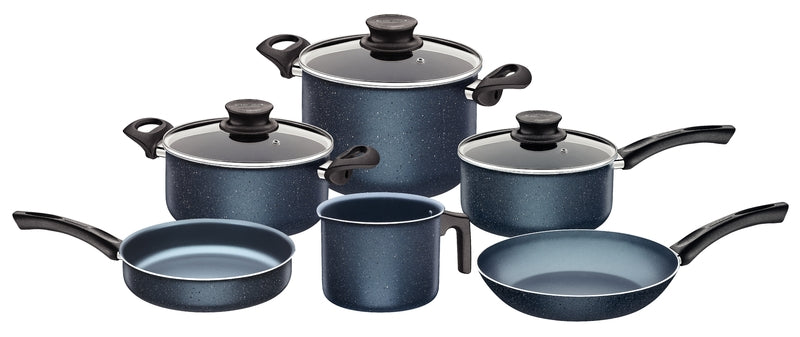Juego de ollas y sartenes azul oscuro con acabado moteado, tapas de vidrio y mangos negros